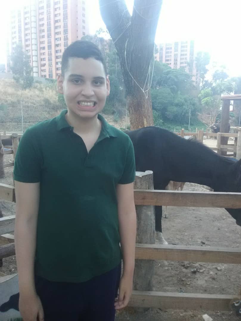 HD014's tweet photo. El es Jael, tiene 16 años y está diagnosticado con autismo. Por la situación del país, no puede obtener la medicación que necesita de por vida. El necesita: olanzapina de 5 mg valpron de 500 mg y risperidona de 2 mg. Es urgente. Ayúdame con un RT https://t.co/omOOSVuYQr