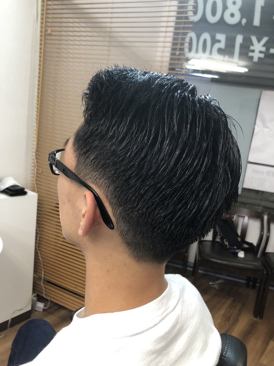 YScut_'s tweet photo. 七三分け+フェードカット✂️
襟足にかけてグラデーションにすることでバランスの取れたヘアスタイルになります💪🏽🔥
.
.
.
#バーバースタイル #フェードカット #フェードカット刈り上げ #メンズカット #七三分け #七三分け男子 #YScut https://t.co/hFoSJfEN95