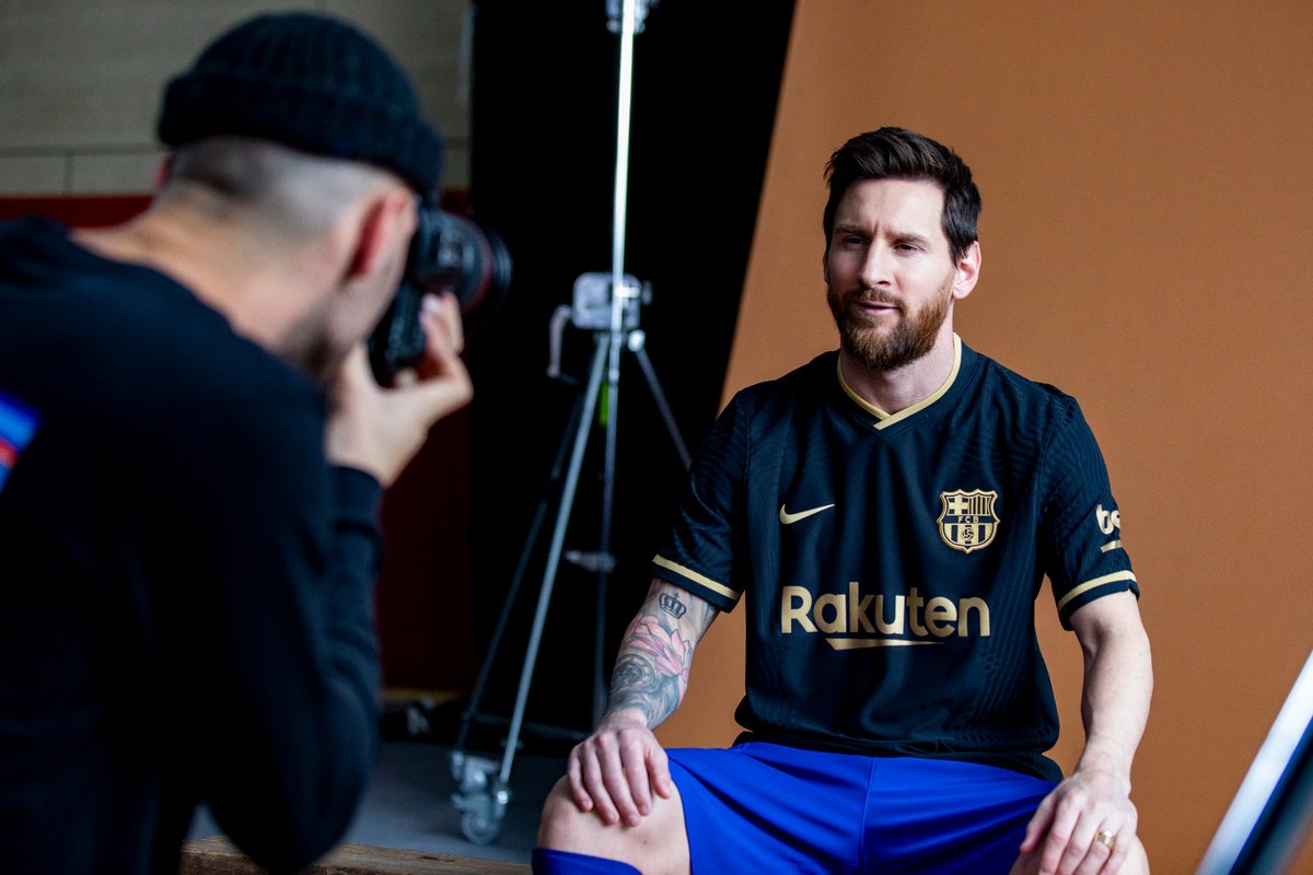 FCBarcelona_es's tweet photo. 🆕 Leo Messi con la nueva equipación 
💙❤️ = 🖤 https://t.co/f6gLrRI761