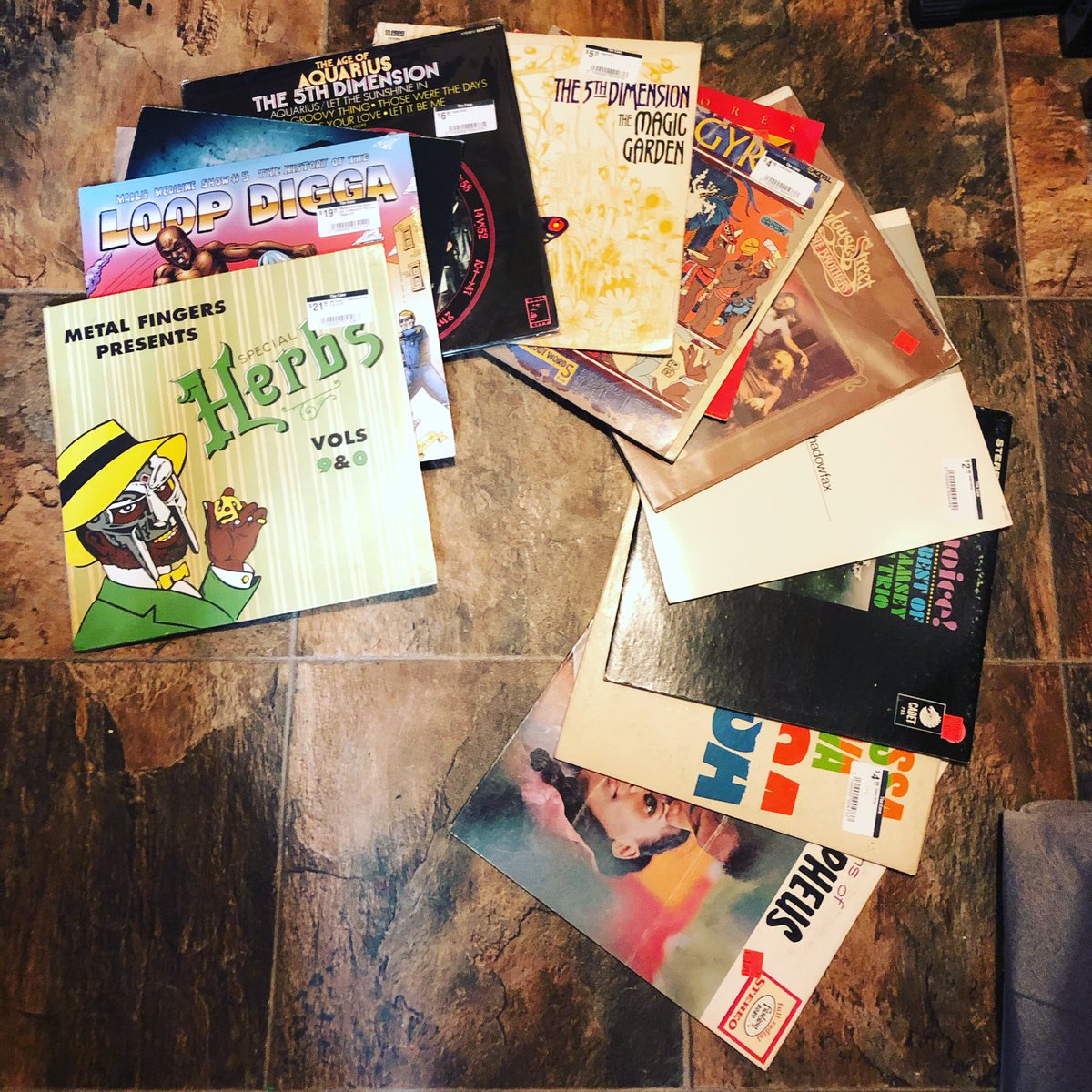fantumMENACE's tweet photo. First day crate digging hope I got some fire 🔥...It’s dope looking for samples without hearing the music it’s like you gota use psychic abilities to find the good shit 🤣...I’m drawn to dope album covers...Let the journey begin 🔊🔥...
#beats #vibes #gvpm #fantummenace #hiphop https://t.co/GBz69T3kSD