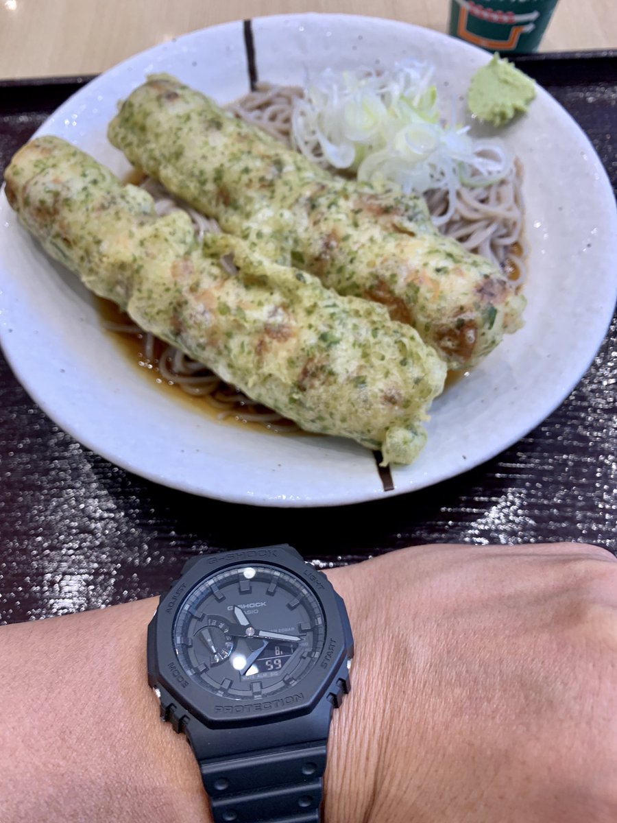 jxmengle's tweet photo. 東京へ向かう途中のPAで早めのお昼。
ちくわ天デカい！しかもぷりぷり😋
こんなぷりぷりのちくわ天初めて食べたかも。
お伴は最近稼働多い例のG-SHOCKです😃 https://t.co/vRaK17qEES