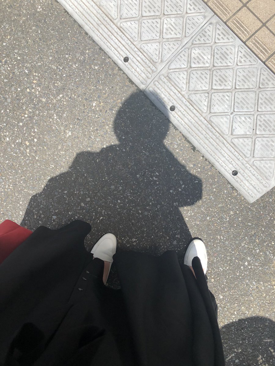 城主tペネロペ على تويتر 通ってる皮膚科 激混みしてて場外に溢れてる 密にならないように待合室の席数を間引いてる所為だろうけど 日傘忘れた上に真っ黒なワンピース 着てきてしまった 夏