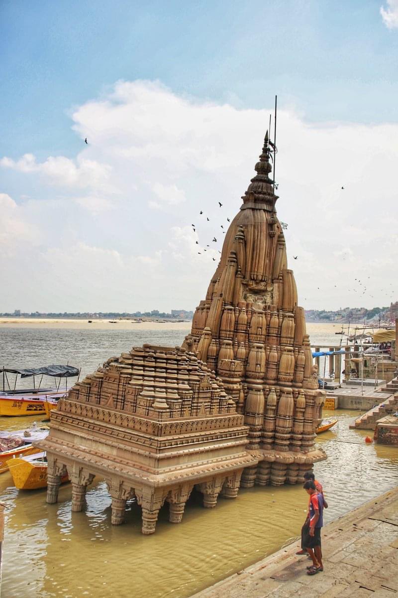 IndiaTales7's tweet photo. Ratneshwar Mahadev Temple draws a lot of attention from pilgrims visiting the holy city of Varanasi. 

Did You Know? 
The temple was built extremely close to the Ganges River &amp; has developed a 9 degree slant. By contrast, the Leaning Tower of Pisa in Italy tilts just 4 degrees!! https://t.co/HQikJC3AkT