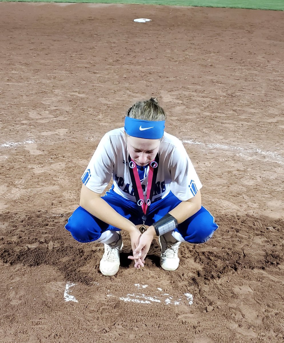 JoeRandleman's tweet photo. Well kid...I know it didn't end like you wanted, but nothing will take away from all your amazing accomplishments. In 20 years at this job you are as good an athlete and human being as I've ever had the privilege of covering. Virgina is in for a treat. @mlhouge #iahssb https://t.co/8QeFV4yXFS