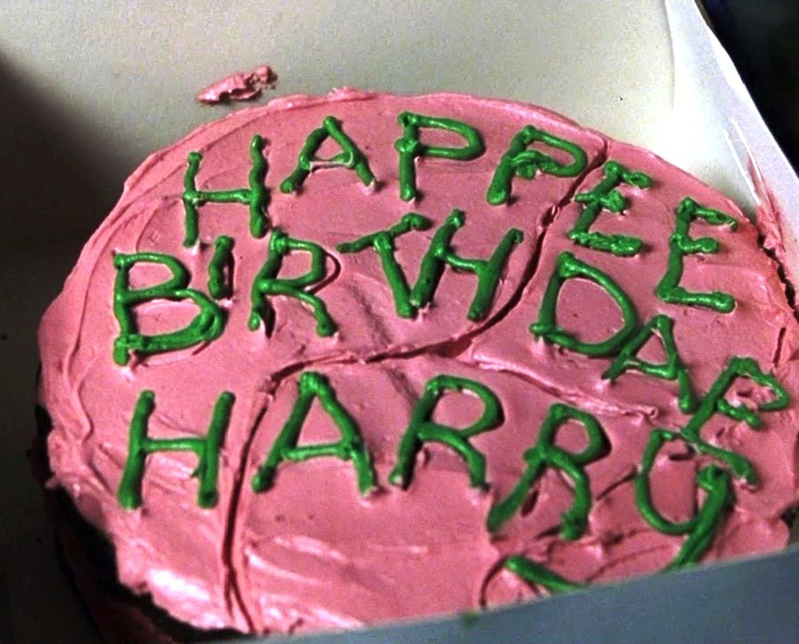 Fan_HarryPotter's tweet photo. Hoje Harry Potter completa 40 anos. FELIZ ANIVERSÁRIO, HARRY! 🥳 #HarryPotterDay #HarryPotter40 https://t.co/Y6dNldxOlb