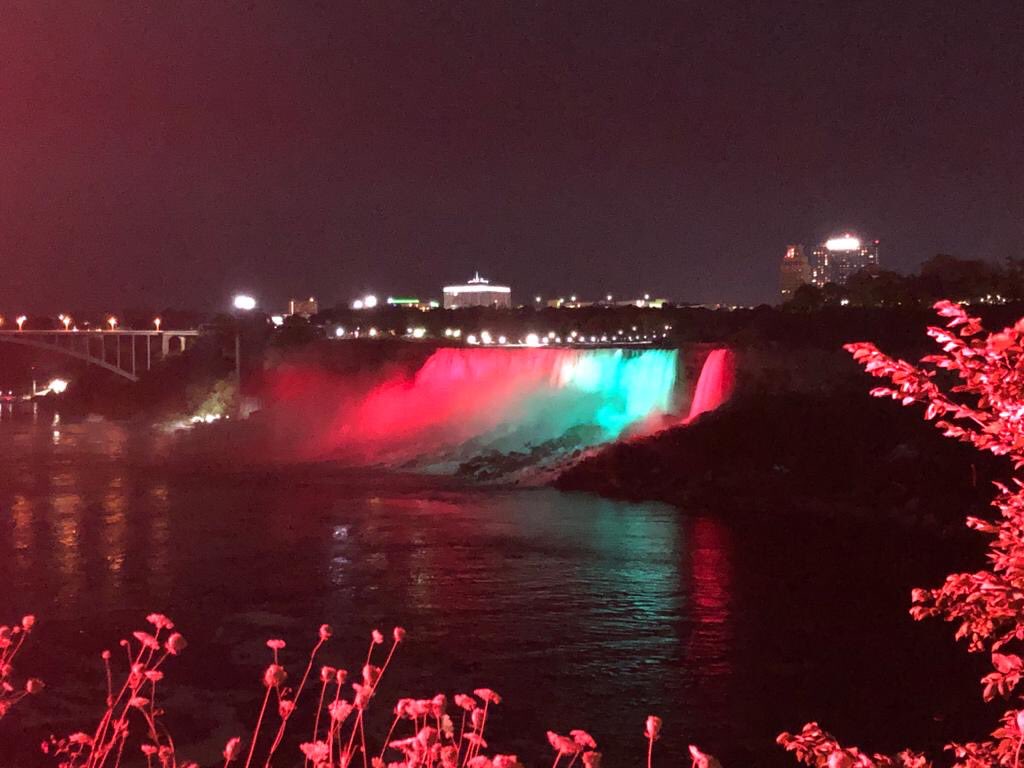 MarocAMontreal's tweet photo. 2 des sites les plus emblématiques du 🇨🇦: les chutes de Niagara et CN Tower à Toronto, illuminés ce soir, aux couleurs du🇲🇦à l’occasion de la Glorieuse Fête du Trône. 
⁧#الله_الوطن_الملك https://t.co/GYsaNOzyPj