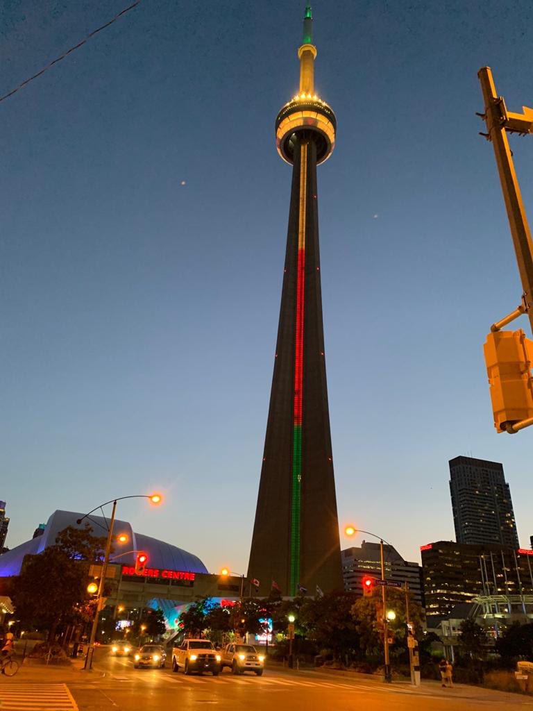 MarocAMontreal's tweet photo. 2 des sites les plus emblématiques du 🇨🇦: les chutes de Niagara et CN Tower à Toronto, illuminés ce soir, aux couleurs du🇲🇦à l’occasion de la Glorieuse Fête du Trône. 
⁧#الله_الوطن_الملك https://t.co/GYsaNOzyPj