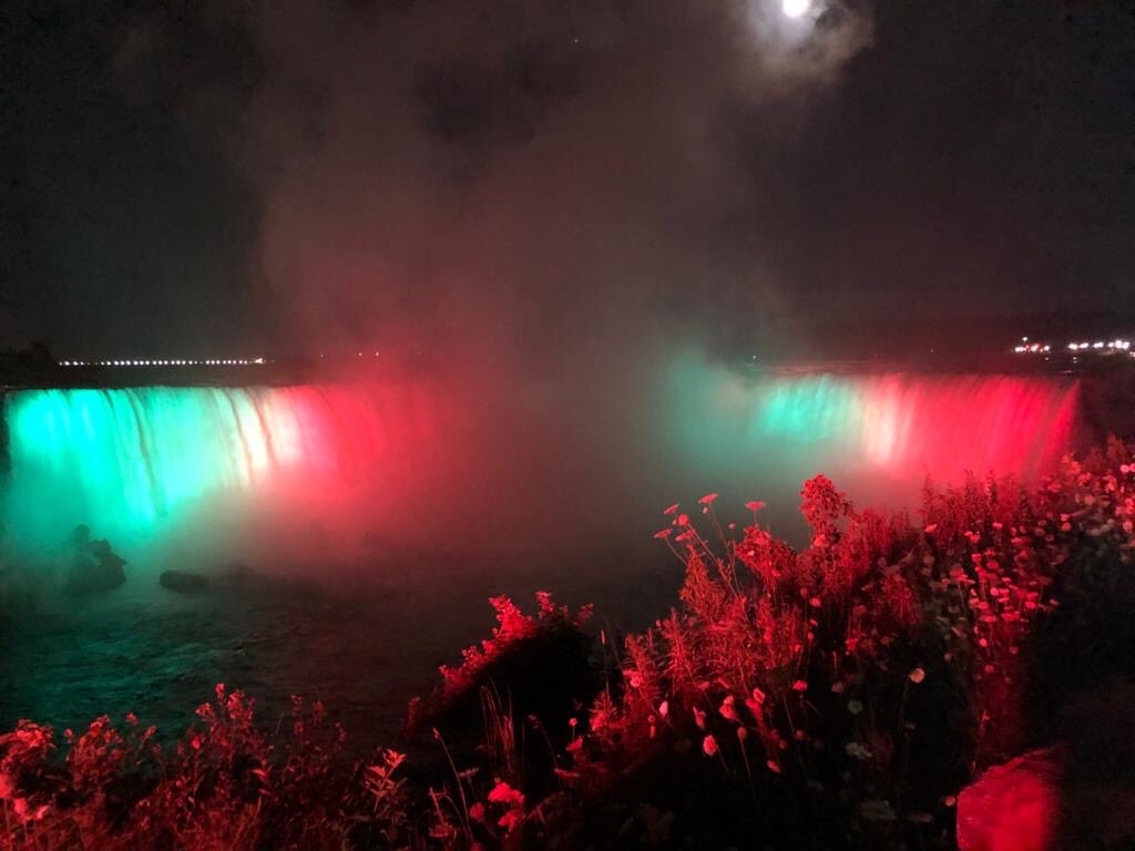 MarocAMontreal's tweet photo. 2 des sites les plus emblématiques du 🇨🇦: les chutes de Niagara et CN Tower à Toronto, illuminés ce soir, aux couleurs du🇲🇦à l’occasion de la Glorieuse Fête du Trône. 
⁧#الله_الوطن_الملك https://t.co/GYsaNOzyPj