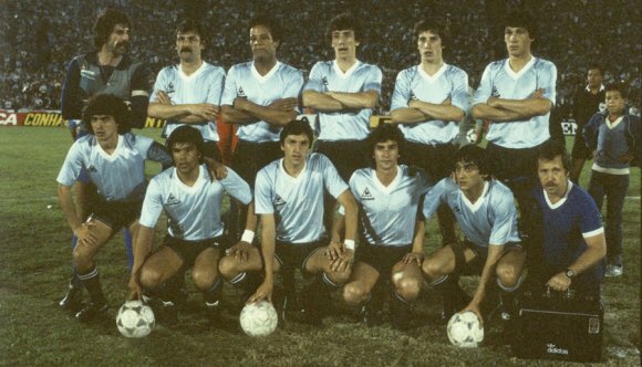 Julio 31, 1959 #RECUERDO
Nació en Los Cerrillos, Wilmar Cabrera.Jugó en Nacional , Millonarios, Valencia, Niza, Sporting Gijón, Mandiyú, Necaxa, Huracán Buceo, Rampla Juniors, River Plate y Juventud. Ganó la Copa América 1983 y fue mundialista en México 1986.