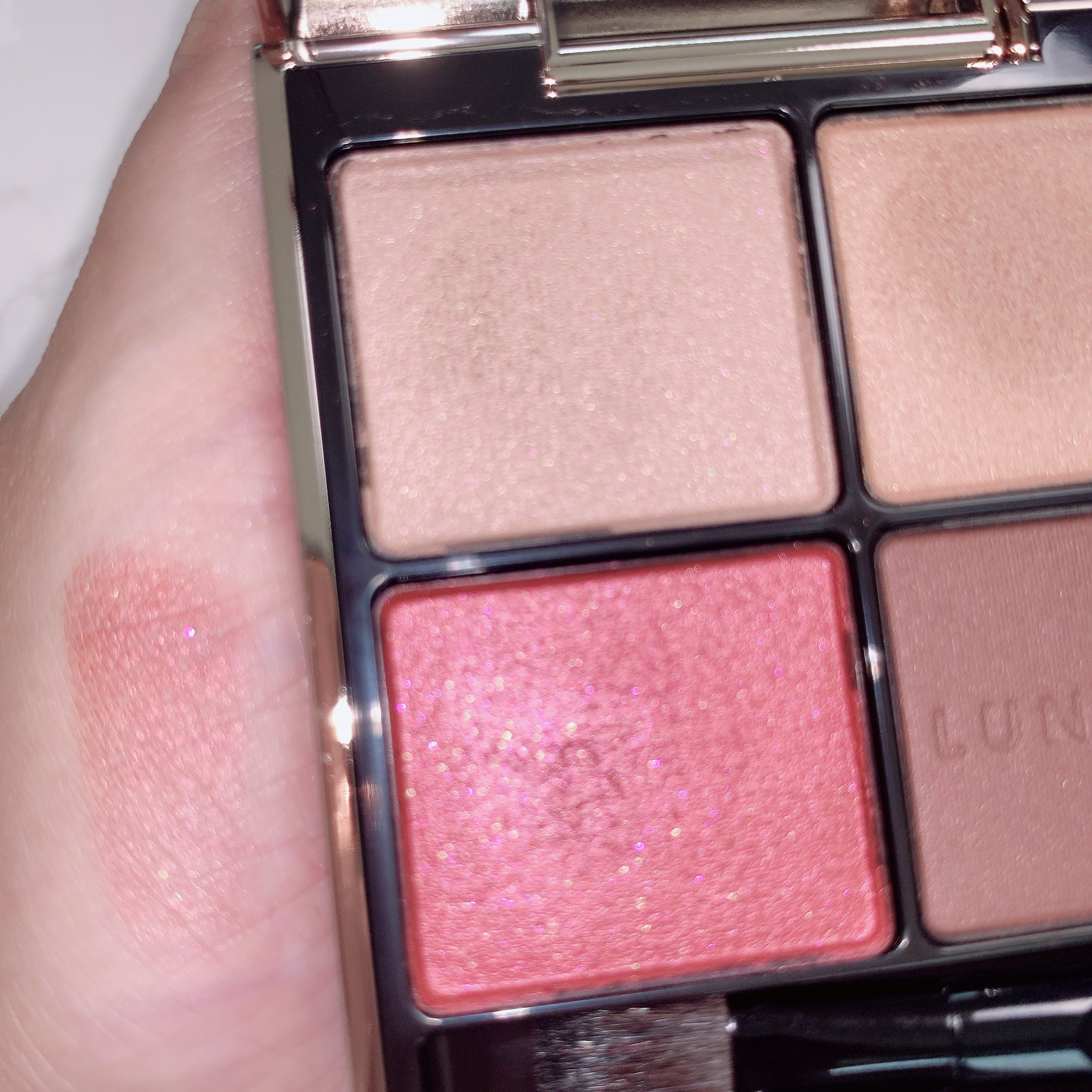 くろねこ On Twitter 秋のルナソル モダニティボルドー これは赤みのアイ シャドウがすきな方は静かに悶絶すると思います 左下の赤をシアーに乗せ その上に右上のベージュを重ねると下から赤がほんわり浮き出る艶っと瞼の出来上がり 繊細に添えられるラメの仕事も最