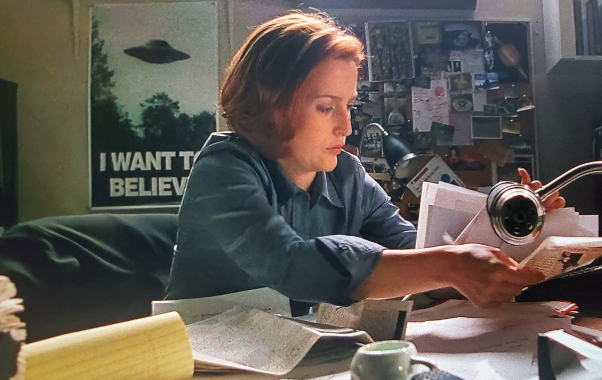 CatherineGlins2's tweet photo. This image just breaks me. Scully trying so hard to take on Mulder's role she's at the desk in the basement office with her sleeves rolled up. 😭😭😭 #Badlaa #TheXFiles https://t.co/wsmcUxsDsV https://t.co/E1LkNfYsQl