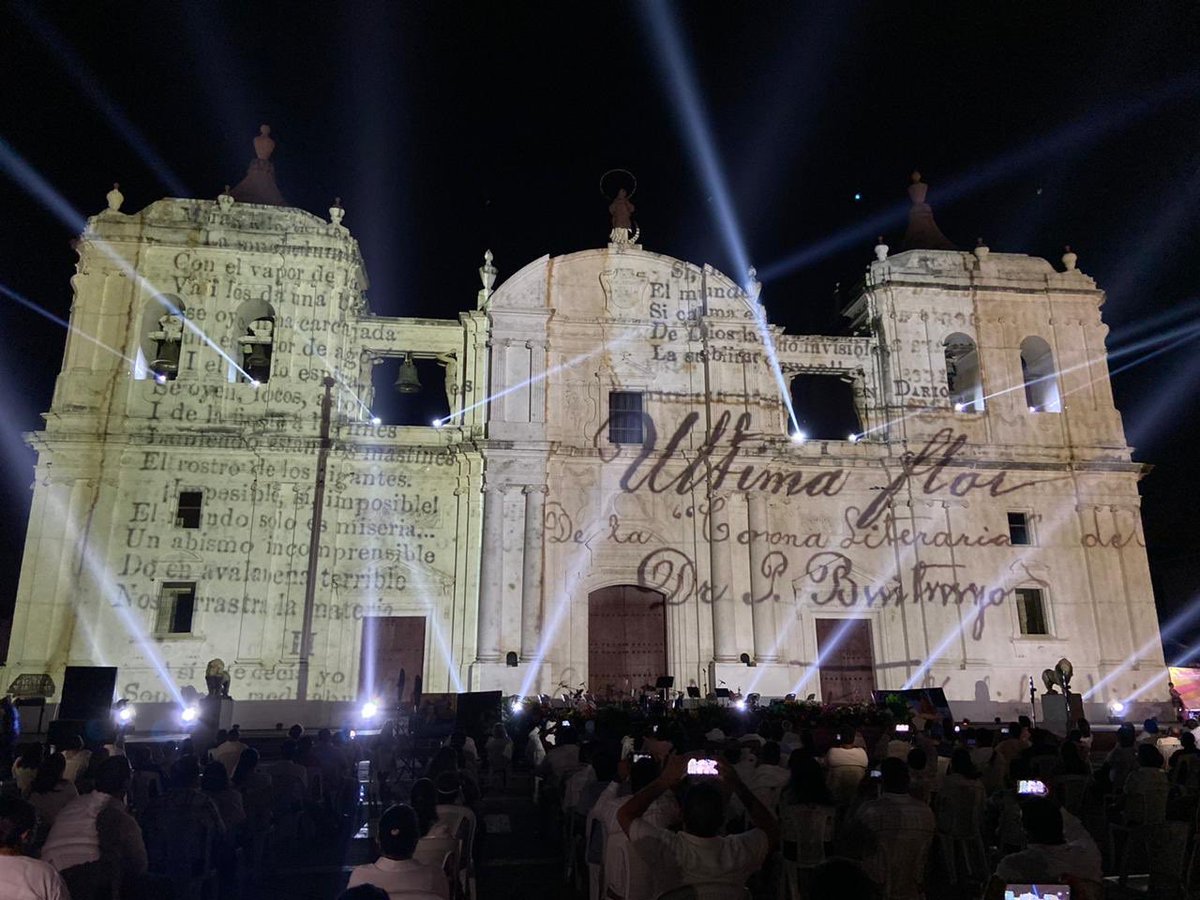 Espectaculares imágenes desde la Catedral de León - Nicaragua 🇳🇮. Celebramos el 132 aniversario de la publicación de “Azul” y el 153 natalicio de nuestro insigne poeta Rubén Darío 💙📖✍️ #AzulDarío2020
#SiempreMásAllá 
Canal 6 Nicaragua