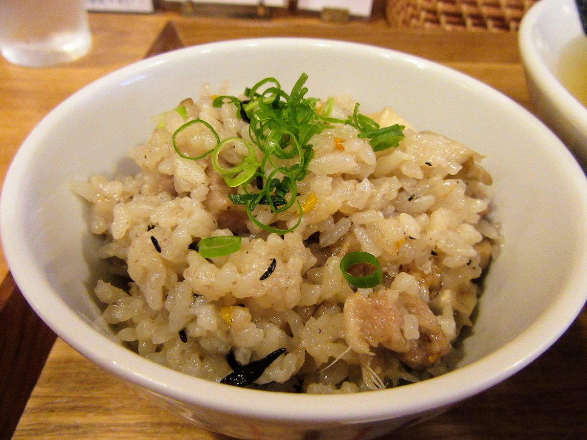 🌸麺屋さくら🌸
『限定』
オリーブイリコの冷やしそば
鴨の五目炊き込みご飯
あえ玉

思わず唸ってしまう程旨い😋　オリーブイリコの旨味を余すことなく抽出した冷製スープとキンキンに〆られた喉ごしがいい平打ち麺👍　脇役のオクラ、長茄子、冬瓜、高野豆腐が何気に嬉しい😃🎶鴨の五目ご飯も🐴🐴
