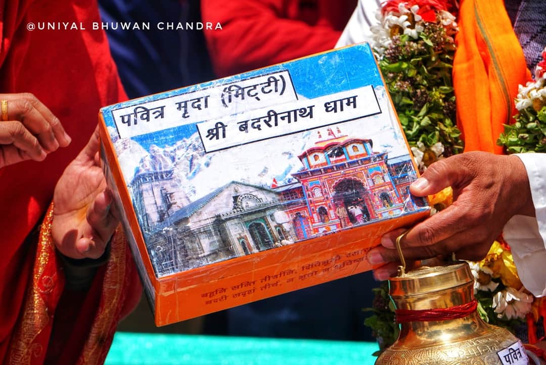 ShriRamTeerth's tweet photo. श्री बद्रीनाथ धाम, छत्रपति शिवाजी महाराज के किला रायगढ़, श्री रंगनाथस्वामी मन्दिर, तमिलनाडु, श्री महाकालेश्वर मंदिर, हुतात्मा चन्द्रशेखर आज़ाद व बलिदानी बिरसा मुंडा की जन्मभूमि सहित सभी तीर्थों और बलिदानी वीरों के प्रेरणा स्थलों से मिट्टी, जल और अन्य वस्तुएं अयोध्या पहुंची हैं। https://t.co/YRbi5MDs5t