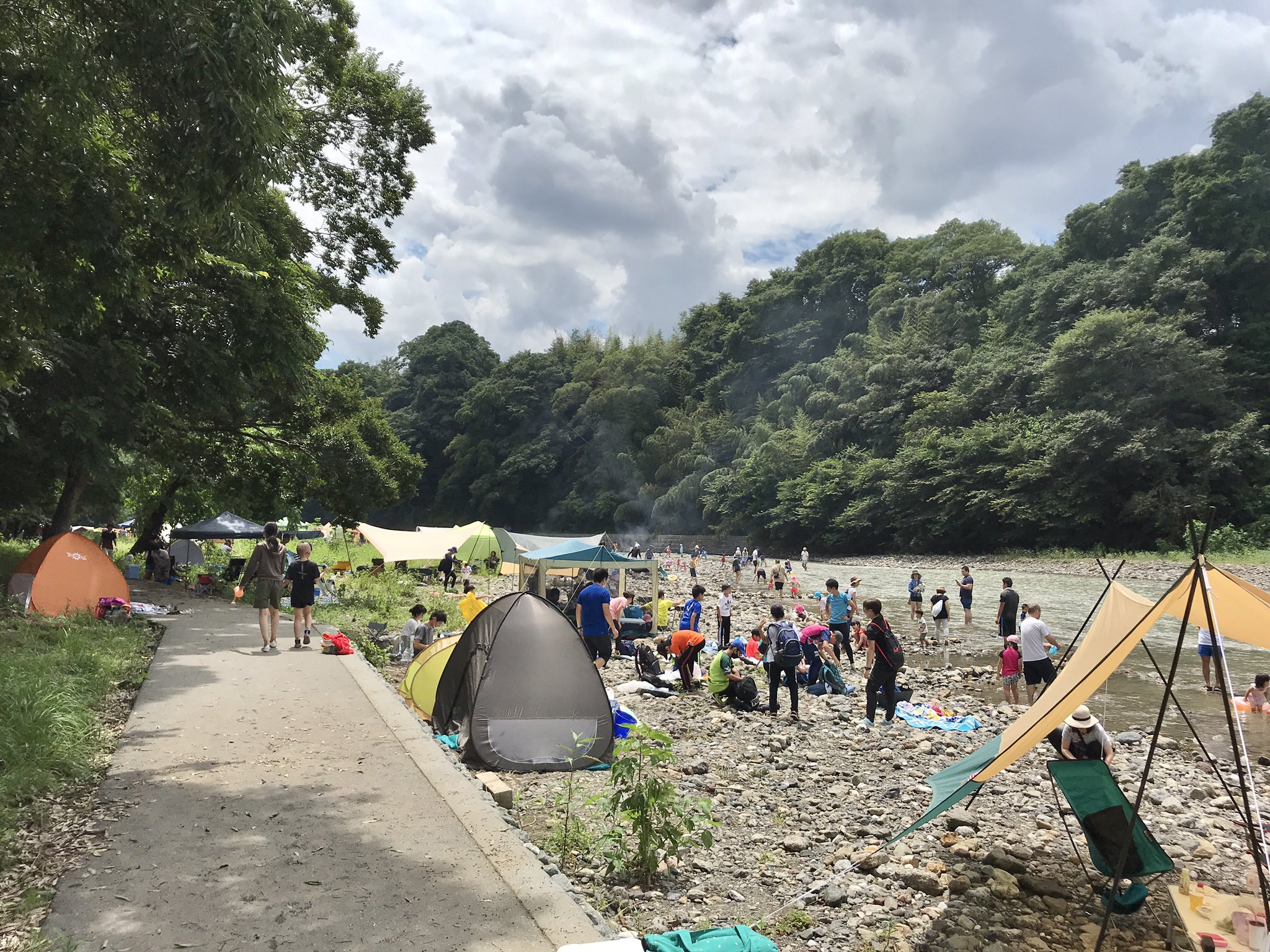 ダー岩井のツーリング写真館 遠足の聖地 巾着田で川遊び 昨晩の雨で高麗川は若干濁ってますが 今日から夏休みのちびっ子達で 巾着田の河川敷はとっても賑わってますね 駐車場に水場にトイレも完備で安心かな T Co G2eevuzz95 Twitter