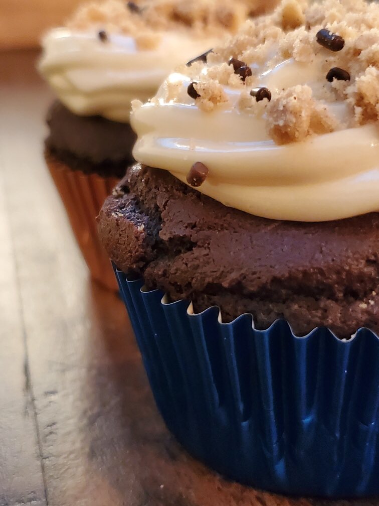 FunshineBakery's tweet photo. You’re killing me smalls.....introducing the S’mores What cupcake 🧁🤔. Available @mesafarmersmarket this weekend and maybe for-ev-vvvvver 💚🐼  #cupcakedecorating #cupcakery #cupcakelove #glutenfreefood #veganbakery #glutenfreebaking #plantbased #dairyfree #nutfree #azvegan https://t.co/B23bX2sFwg