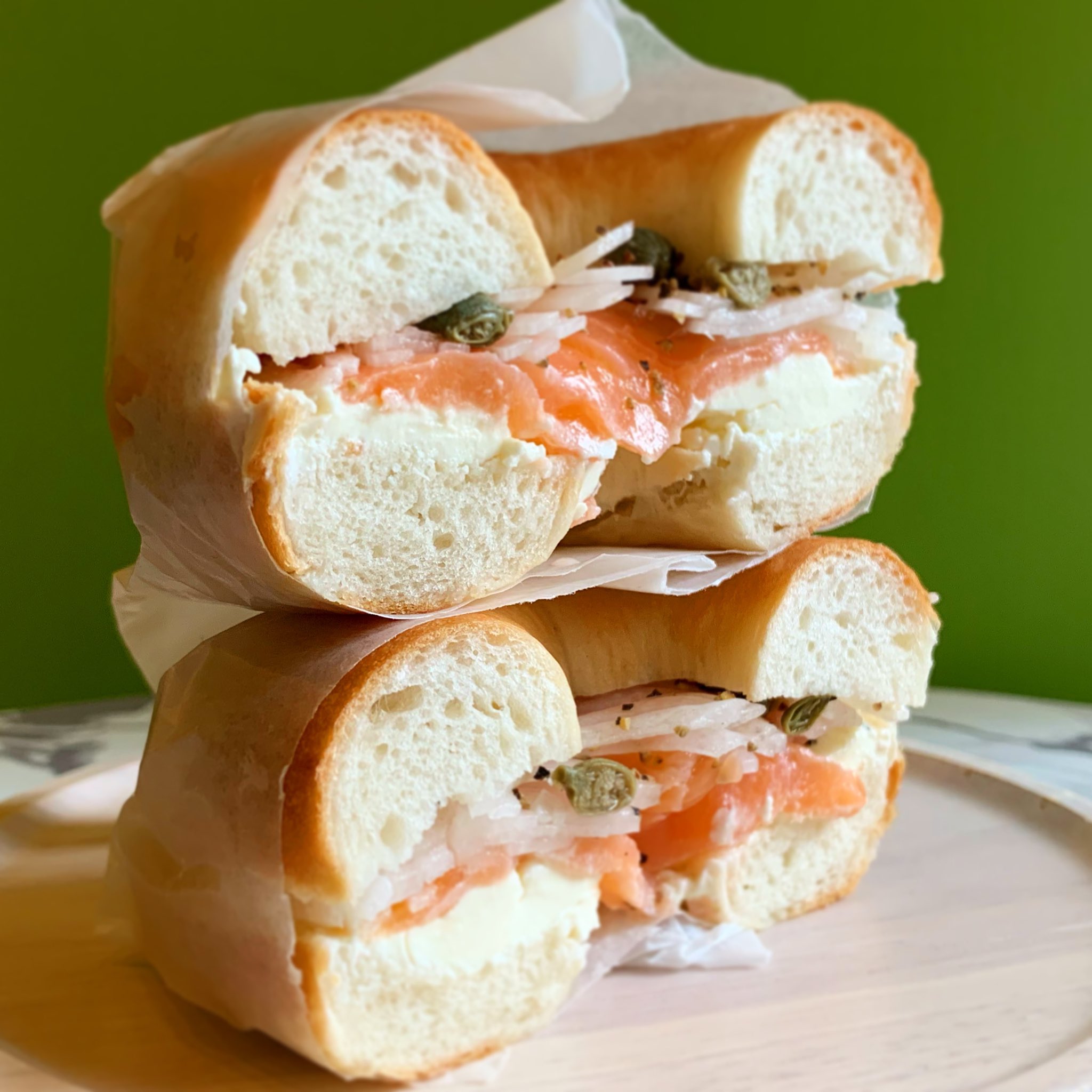 Le Bage ル ベーグ En Twitter 朝11時からのベーグルサンド スモークサーモン サンド は8 2 日 まで数量限定で販売致します プレーンベーグルにノルディックスモークサーモン 北海道産クリームチーズ オニオン ケッパーを挟んで粗びき黒胡椒とレモンで味つけ Le Bage ル ベーグ En Twitter 朝11時からのベーグルサンド スモークサーモン サンド は8 2 日 まで数量限定で販売致します プレーンベーグルにノルディックスモークサーモン 北海道産クリームチーズ オニオン ケッパーを挟んで粗びき黒胡椒とレモンで味つけ