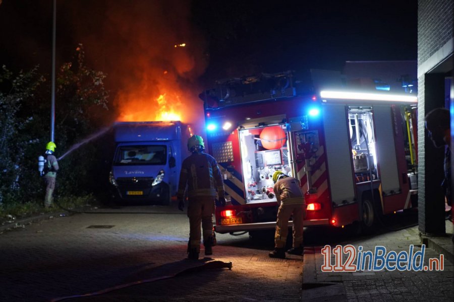 Brand in bestelwagen aan het Roer in #Rotterdam slaat over naar tweede wagen. 112 in Beeld.