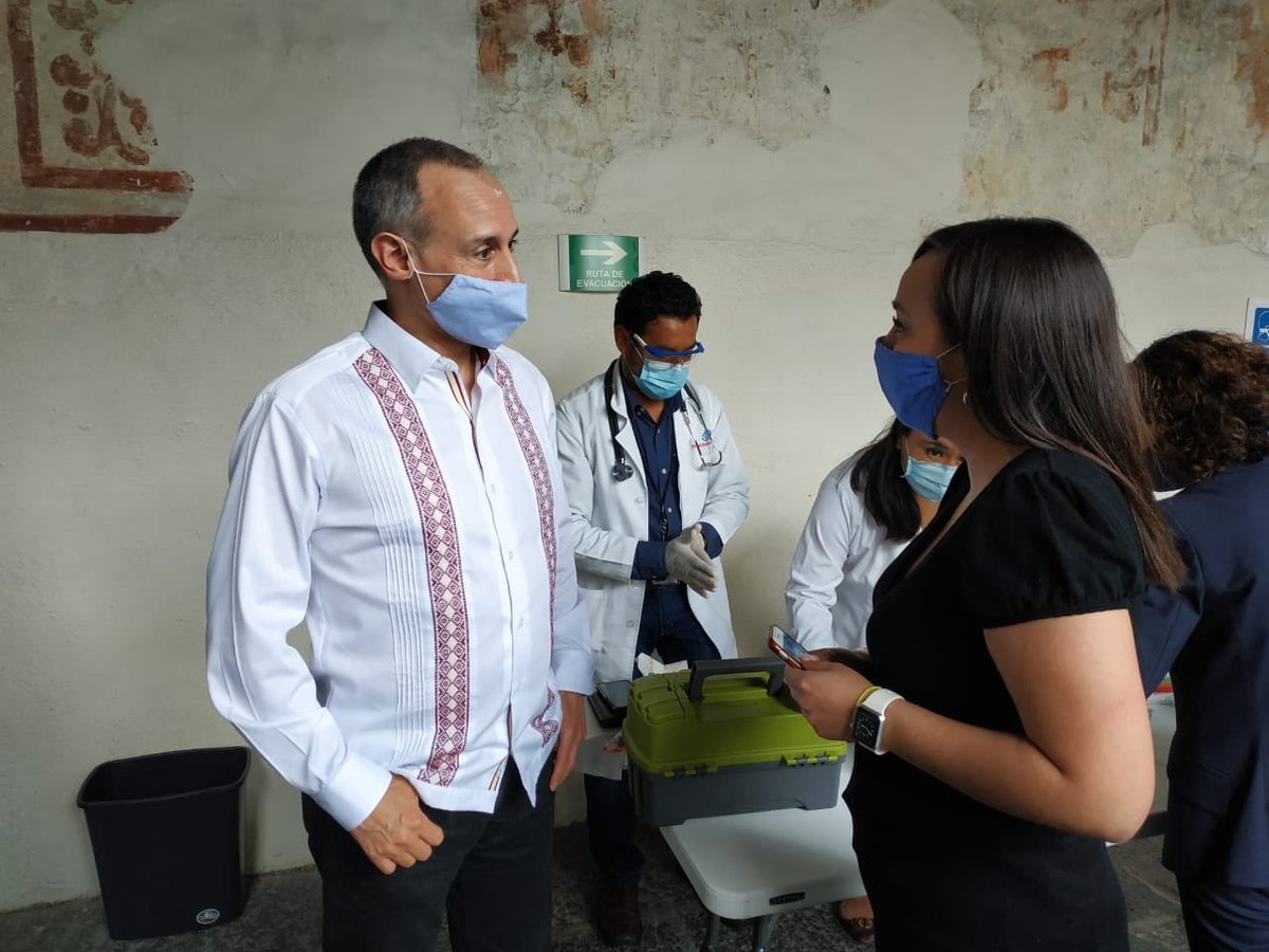 mmondaca's tweet photo. Hoy tuve la fortuna de compartir unos instantes con un funcionario público excepcional, un hombre íntegro y un profesional que estos meses ha puesto todo de sí para educarnos, acompañarnos y protegernos. 

Gracias Dr. @HLGatell ! https://t.co/Aun4c6n8Lb