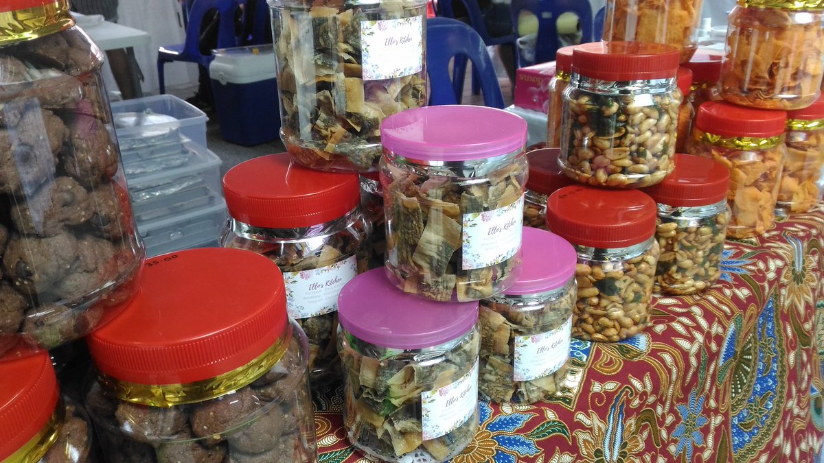 GomiisKitchen's tweet photo. Mari ke Jesselton Artisan Market warga @KKCity @SabahEdisiKhas Gomii's Kitchen dan Ello's Kitchen bertamu di sini. Try yok Bubur Lemak, Kimchi, Sambal Serai, Popia Seaweed, ba yang mencari snacks macam Kacang Goreng, ChocChip Cookies, &amp; Popia Cheese, ngam ke sini! Booth F006 ya! https://t.co/tnqRAnVFZo