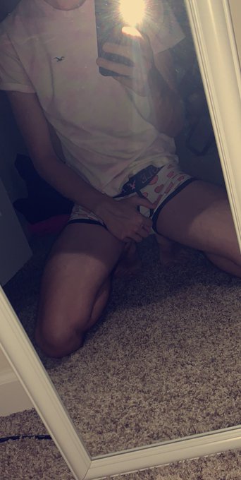 Someone else&rsquo;s hand would be better 🤪 https://t.co/5BJZDNu2V5<a href="/tag/singlesawarenessday"class="tags"><span>#singlesawarenessday</span></a>