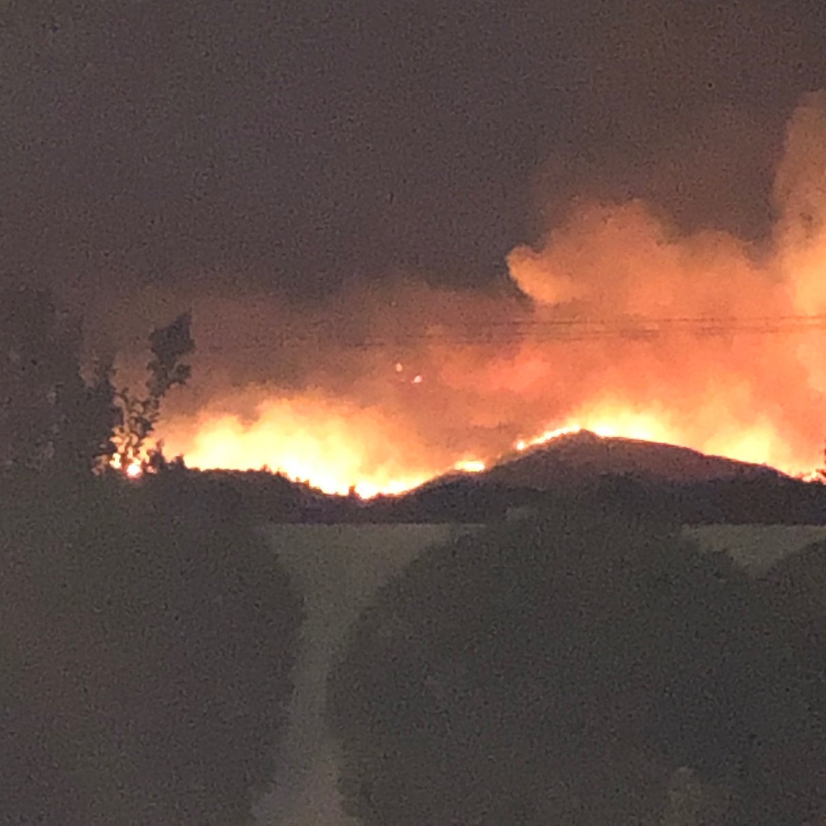 QuackedOnPadres's tweet photo. Shots from my #moms backyard. Yes I am beyond stressed. But we got the best in business out there. #socalfirewatch #BrushFire #wildfire #fireseason2020 #beaumont #Applefire https://t.co/92PMxqDrRl