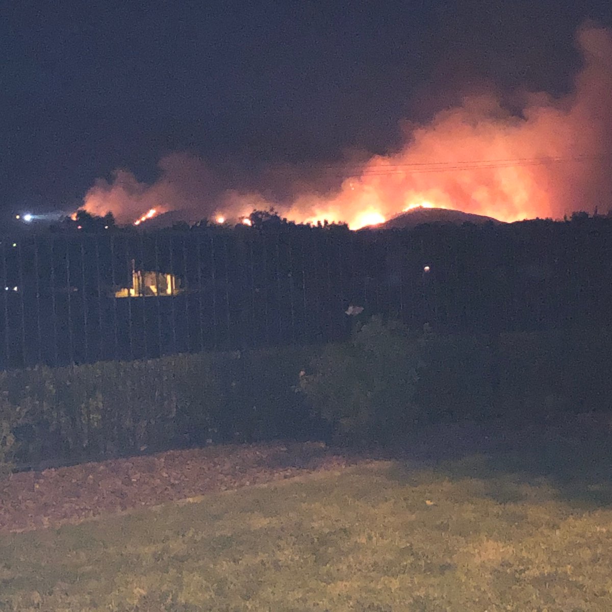 QuackedOnPadres's tweet photo. Shots from my #moms backyard. Yes I am beyond stressed. But we got the best in business out there. #socalfirewatch #BrushFire #wildfire #fireseason2020 #beaumont #Applefire https://t.co/92PMxqDrRl
