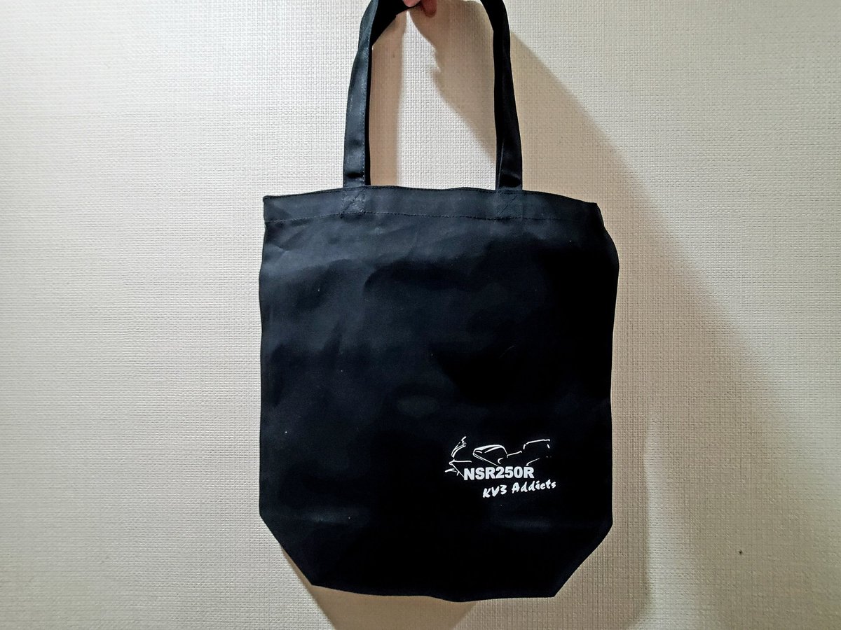 karokarotaro's tweet photo. KV3addicts（中毒者）な私はトートバッグを(σ･∀･)σｹﾞｯﾂ

Mサイズの黒とLサイズのツートン。

ちょうどエコバッグを買おうか考えてたところだったのでドンピシャ。

お買い物が楽しくなりそうです😌

#KV3ADDICTS #NSR
#NSR250R #レーシングマックス府中 #モトアップ #モトールエンジニア https://t.co/zaDg0oZQDd