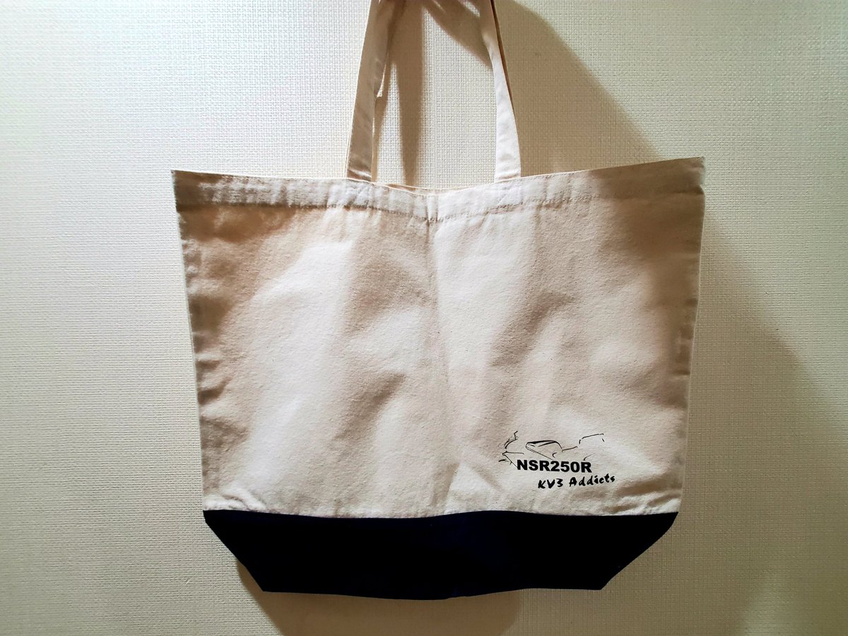 karokarotaro's tweet photo. KV3addicts（中毒者）な私はトートバッグを(σ･∀･)σｹﾞｯﾂ

Mサイズの黒とLサイズのツートン。

ちょうどエコバッグを買おうか考えてたところだったのでドンピシャ。

お買い物が楽しくなりそうです😌

#KV3ADDICTS #NSR
#NSR250R #レーシングマックス府中 #モトアップ #モトールエンジニア https://t.co/zaDg0oZQDd