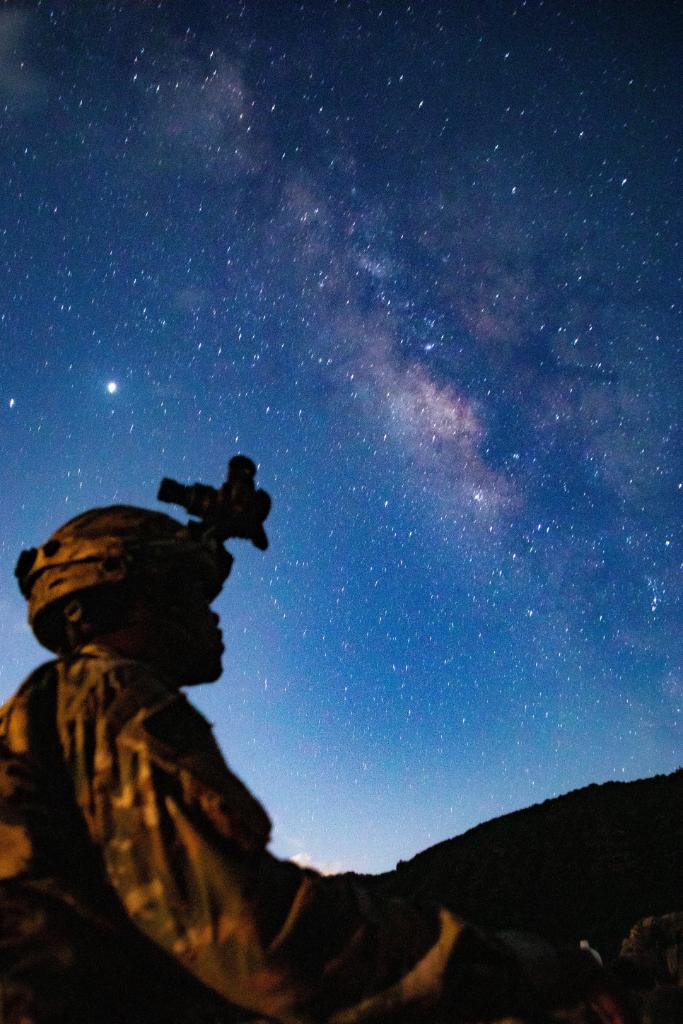 USArmy's tweet photo. Look at the view!

Soldiers with @25thID and 2nd Infantry Brigade Combat Team conducted Air Assault operations training in total darkness to accomplish their mission during exercise #LightningForge 2020 at Oahu, Hawaii July 17, 2020.

📸 by Sgt. Sarah D. Sangster

#Ready2Fight https://t.co/HhSeEJLwoa