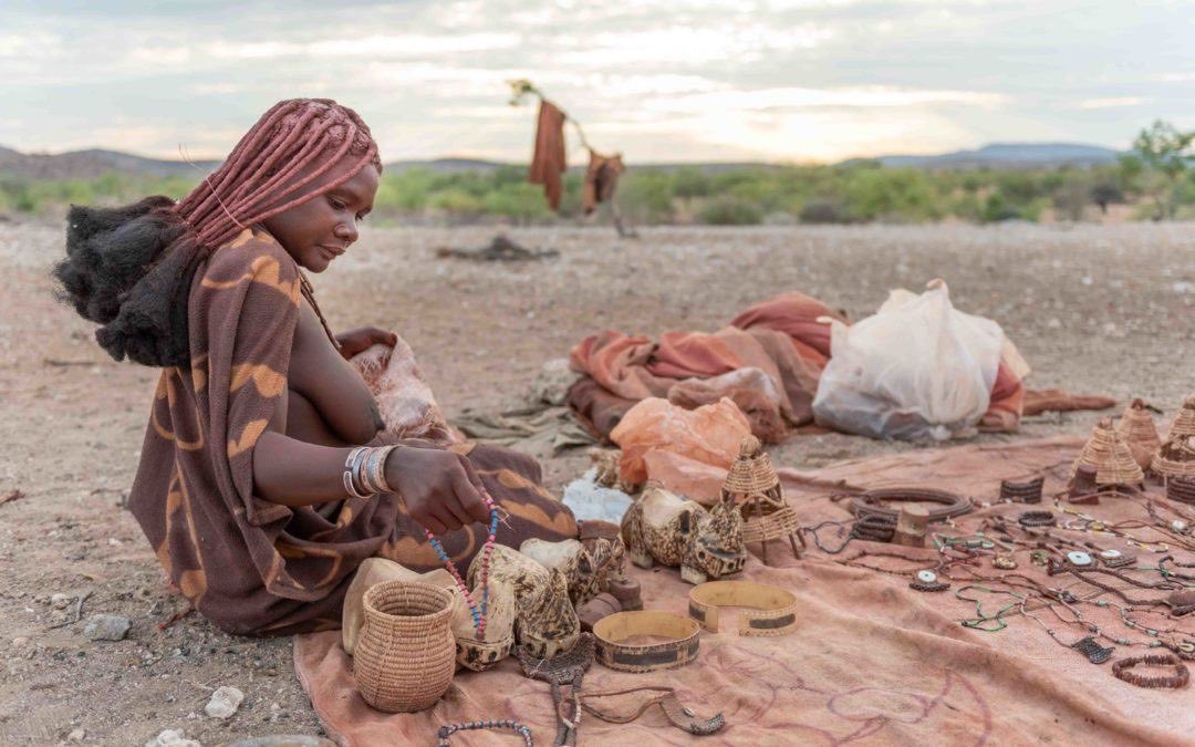 The Green Man reunites with the Red Woman, who is inspired by the Himba women of Namibia and Angola. Their reddish tone is made from otjize, a combination of butterfat and clay that cleanses and protects the skin during periods of water scarcity.