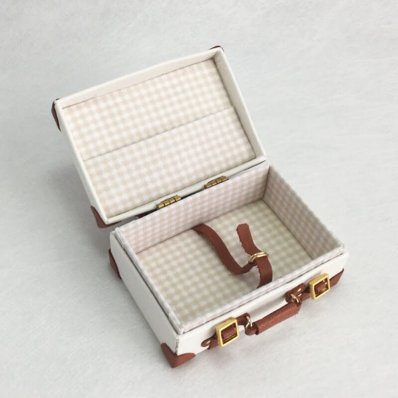 leather_master's tweet photo. 📢人気不動の「白」👜本物バッグの革職人が作る『本革製ミニチュアトランク』👉https://t.co/bRF0e7RMIe🍀#ミニチュア #ミニチュアトランク #ミニチュアバッグ #トランク #オビツ #オビツ11 #ブライス #プチブライス #ドール #フィギュア #スーパードルフィー #SD #あまむす #ドールハウス #お人形 https://t.co/C9kng42bpM