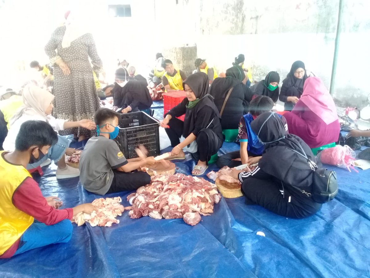 KecGedebage's tweet photo. Camat Gedebage bersama unsur Polsek, Koramil dan Kelurahan meninjau protokol kesehatan pada pelaksanaan penyembelihan hewan qurban di RW 01, RW 05, RW 06 Adipura Kelurahan Rancabolang https://t.co/Gm1VKW6d3R https://t.co/1nBqq0s5pc
