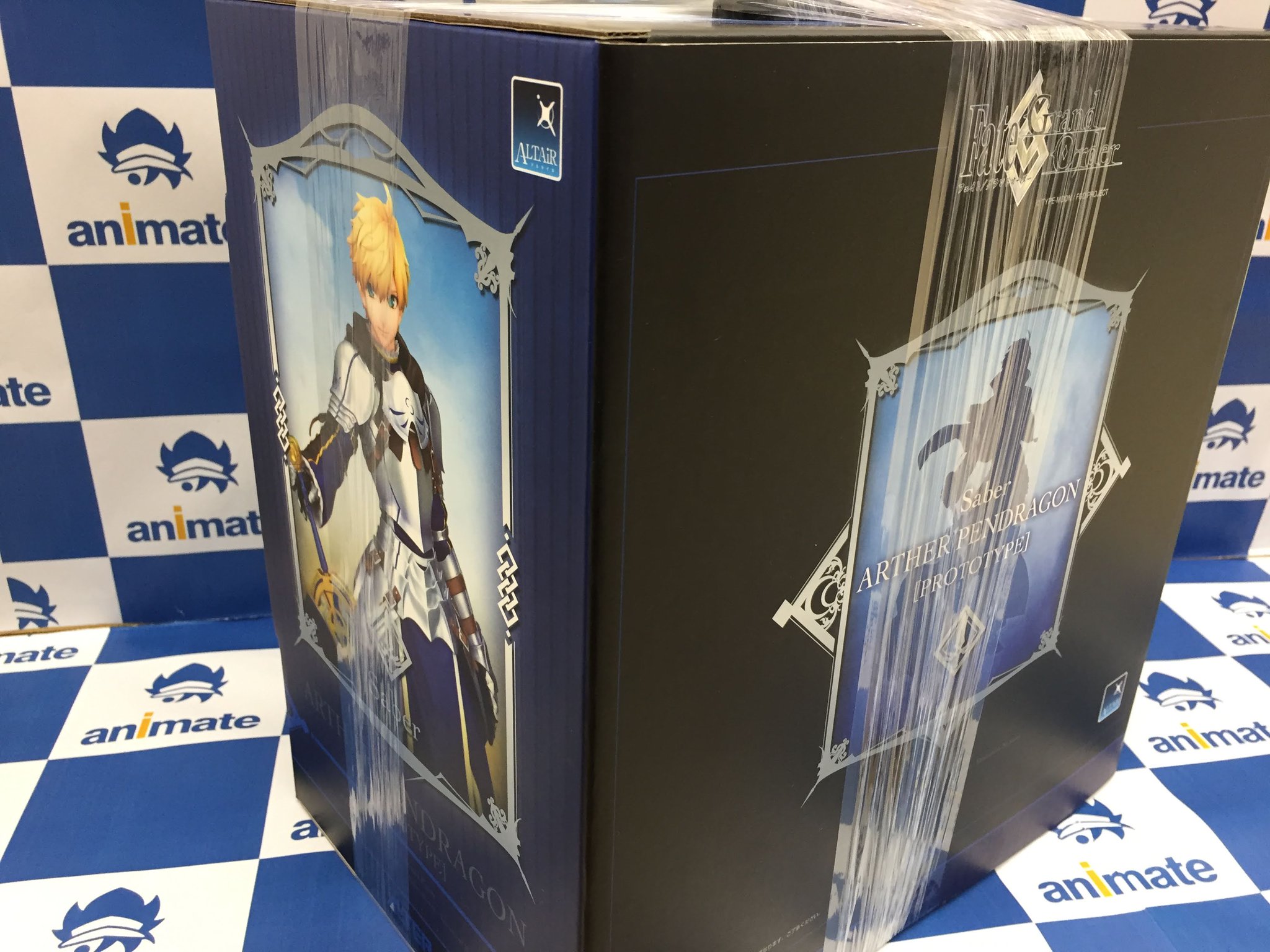 ট ইট র アニメイト川崎 おすすめグッズ情報 Fate Grand Order セイバー アーサー ペンドラゴン プロトタイプ サキ 風を受けて翻るマントや 宝具 エクスカリバー や甲冑のメタリックな質感が臨場感満載 王の風格が漂う堂々とした