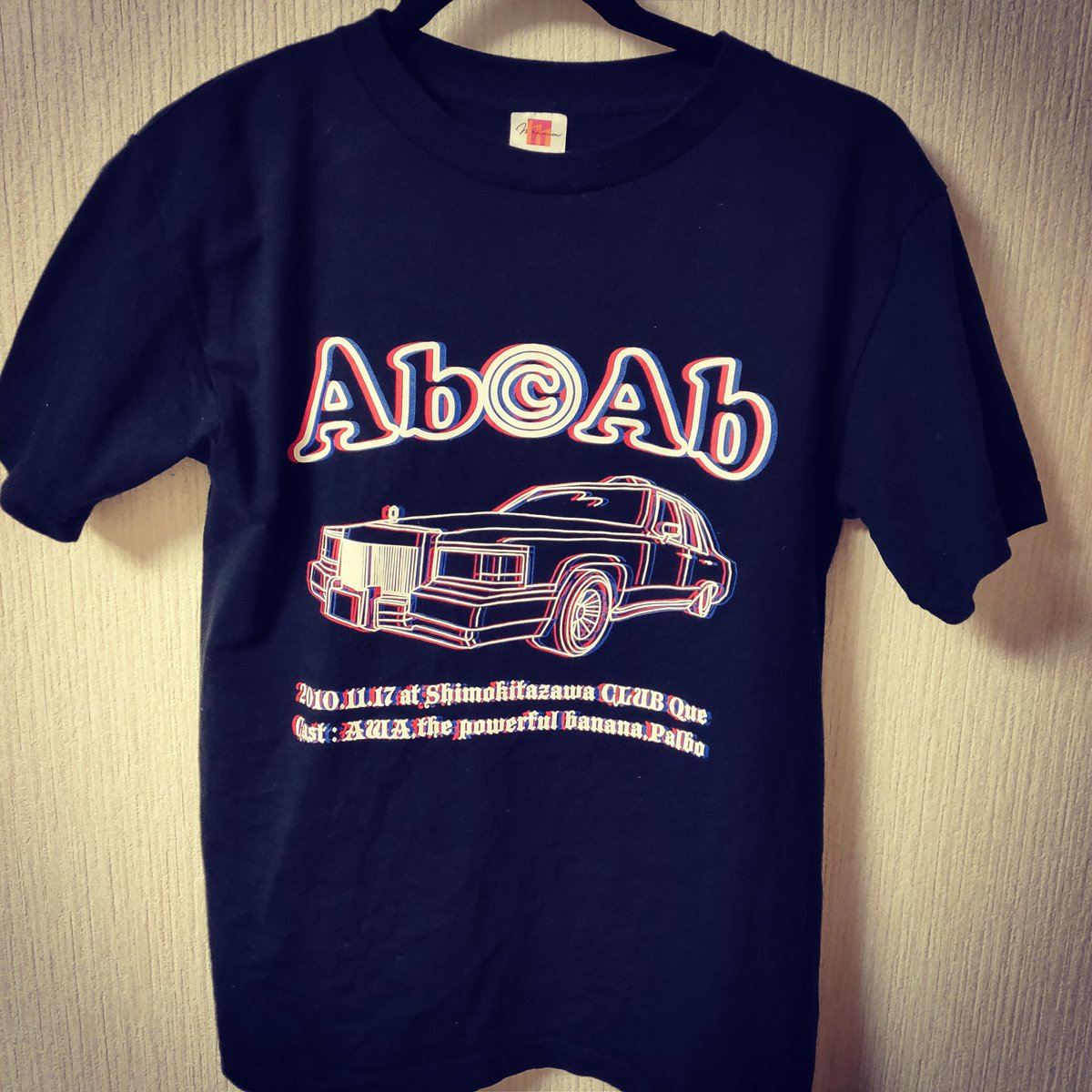 wasadama's tweet photo. YouTube撮影時に懐かしのバンドTを着るのがマイブームなんですが、この伝説のイベントからもう10年も経っていることに驚きであります🙀
ちなみにPalboのボーカル今江くんとはただ今、わたくしアップライトベース、今江くんPAでチームを組んでいたりします👍
#AWA #thepowerfulbanana #Palbo #abcab https://t.co/LMVv8aJxxz