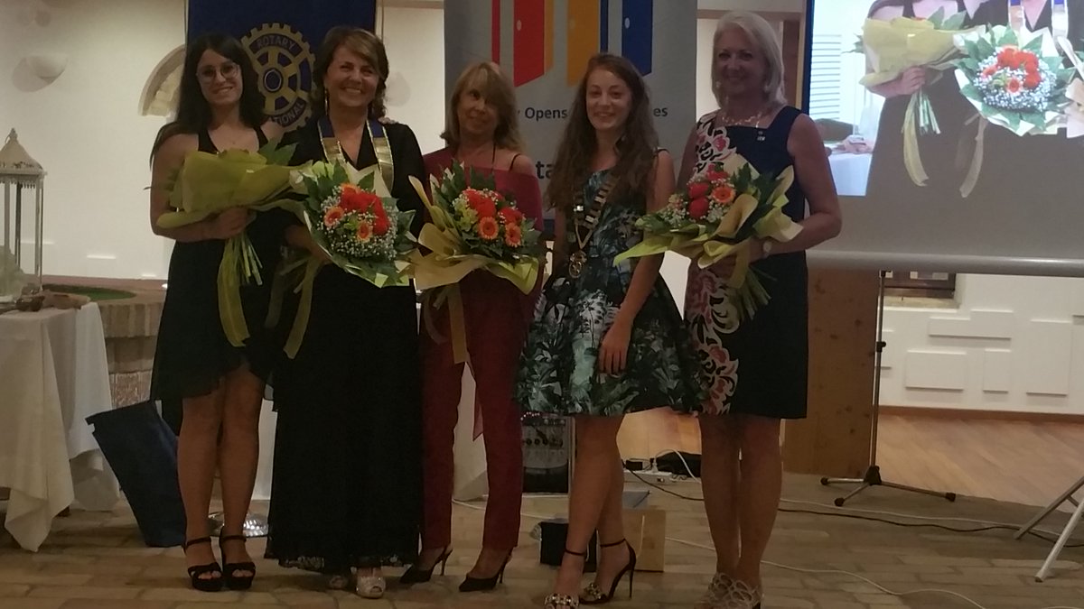 RotaryD2090's tweet photo. Il #RotaryD2090 il suo primo Governatore donna, @RossPiccirilli e una foto, tutta al femminile presso il Rotary Montegranaro in occasione della sua visita istituzionale. Con Patrizia, Lisa, Chiara e Arianna https://t.co/up8zrIEUMA