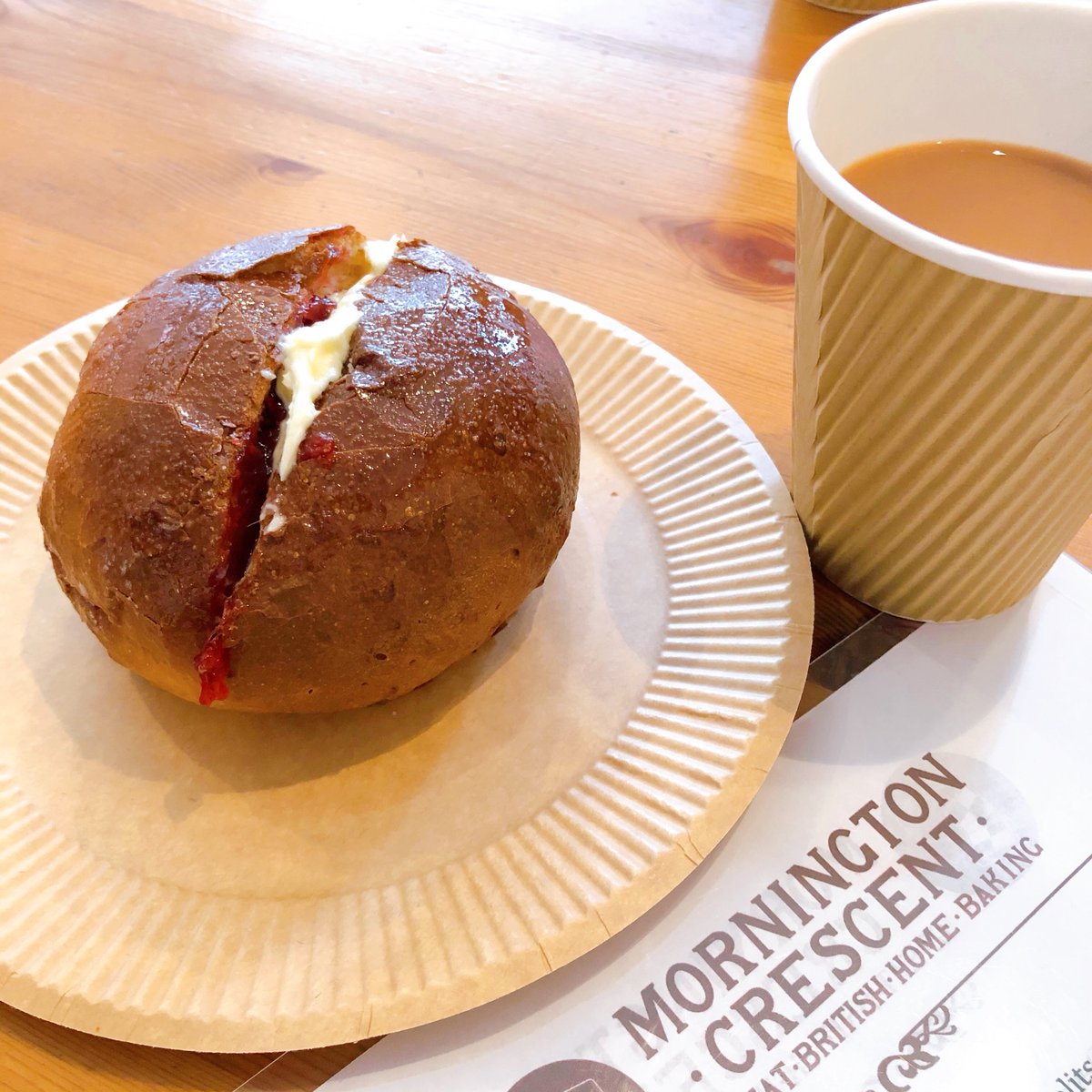AlbanySt_NW1's tweet photo. 本日は@MonCre_Tokyo で
Devonshire/Cornish split のレッスンを受けました〜😃クロテッドクリームとラズベリージャムを挟んだ贅沢なパン🥯焼き立てのパンは外がカリッと中フワフワで…🤤
#Devonshiresplit
#Cornishsplit https://t.co/LesLtPCHGX