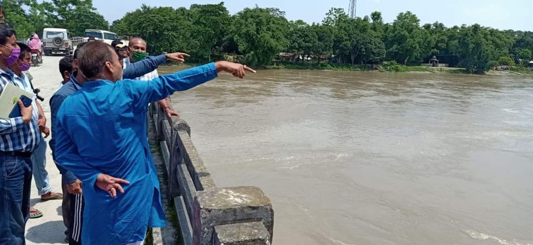 airnews_ghy's tweet photo. মহকুমাধিপতি মৃদুল যাদৱ, চক্ৰ বিষয়া কাৰ্ত্তিক কলিতা আৰু বিধায়ক অশোক কুমাৰ সিংহীয়ে আজি বান কৱলত পৰা ধুবুৰীৰ লক্ষীগঞ্জ, বৰুৱাপাৰা, শিঙিমাৰী, এলেংমাৰী, বাকুৱাভাঙিগাঁৱ সমূহ পৰিদৰ্শন কৰাৰ লগতে বানপীড়িত ৰাইজৰ সৈতে মত বিনিময় কৰি ক্ষয়-ক্ষতিৰ বুজ লয়

#AssamFlood
#AIRPics: Pradip https://t.co/fQOgPYjoZg