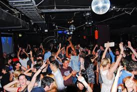 Mak aku meninggal 1999, ada duit insurance sikit so guna untuk bayar flight pergi Ostolia dengan duit tuition fees Uni. Makan minum sewa rumah chinggay semua cari sendiri. Sini paling belajar banyak macam mana hidup dan survive. Melbourne best gile! Ada club 24 jam!