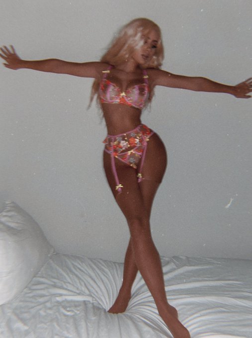 Watch Naomi Woods's leaked NSFW photo on TwXstars