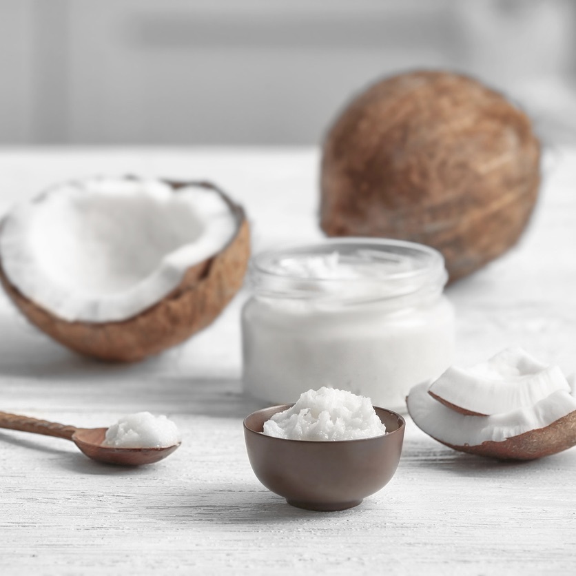 Dans la salle de bain, l'huile de coco est votre meilleur allié. Produit naturel et abordable elle vous offrira une peau de pêche et des cheveux fortifiés !

#FilGood