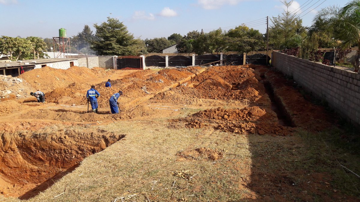 Chani_chali's tweet photo. This far God has brought us🙏 set out our 4th residential project.. 

#Buildstorm_zambia_ltd 
#Building_value 

Frame 1 [4th October 2018] 
Frame 2 [ 01st July 2019]
Frame 3 [15th December 2019]
Frame 4 [ 30th July 2020] https://t.co/KuyamKah3M