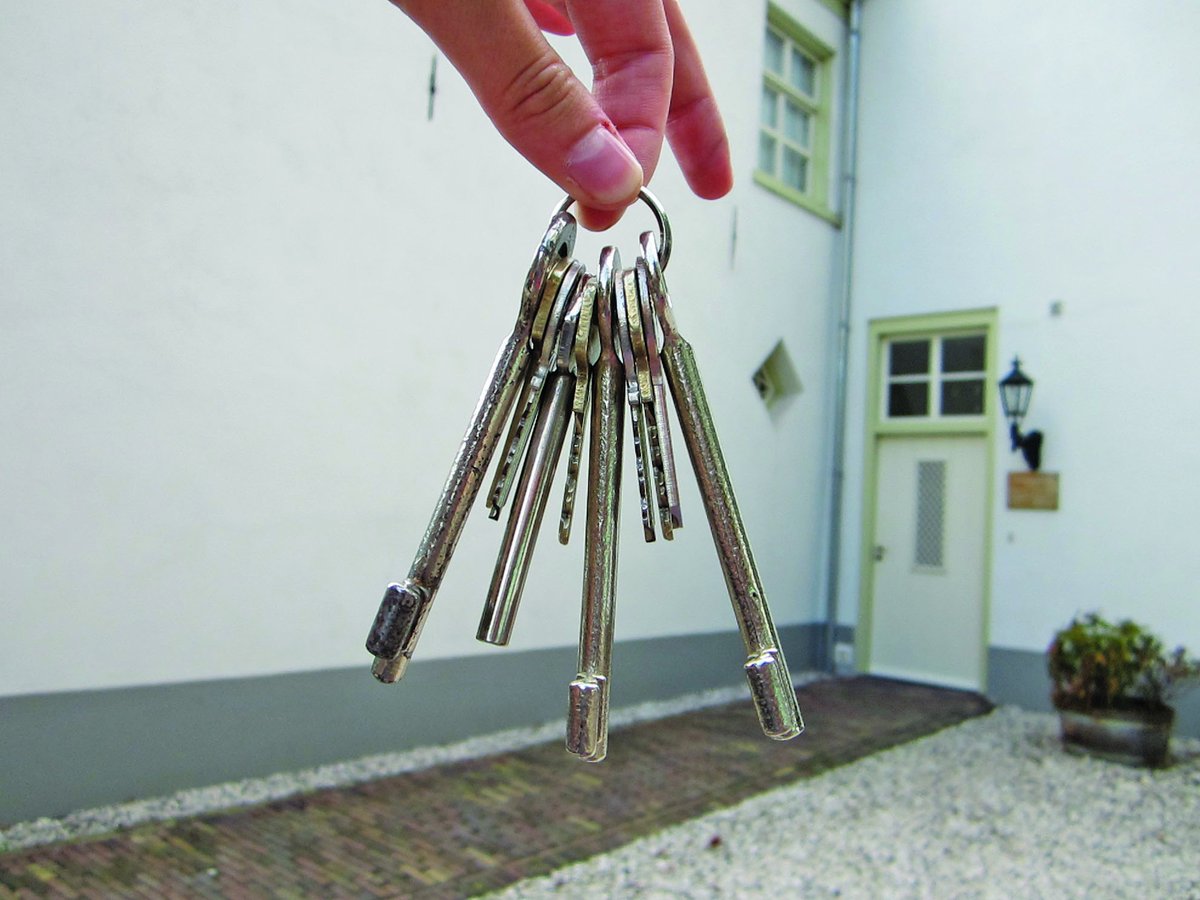 Ga jij binnenkort verhuizen? Dan heb je vast geen idee wie er allermaal een sleutel heeft van jouw nieuwe stulpje. Nemef adviseert daarom altijd direct de cilinders te vervangen. Benieuwd waar je nog meer op moet letten? Je leest het in onze nieuwe blog! nemef.nl/nl/site/nemefn…