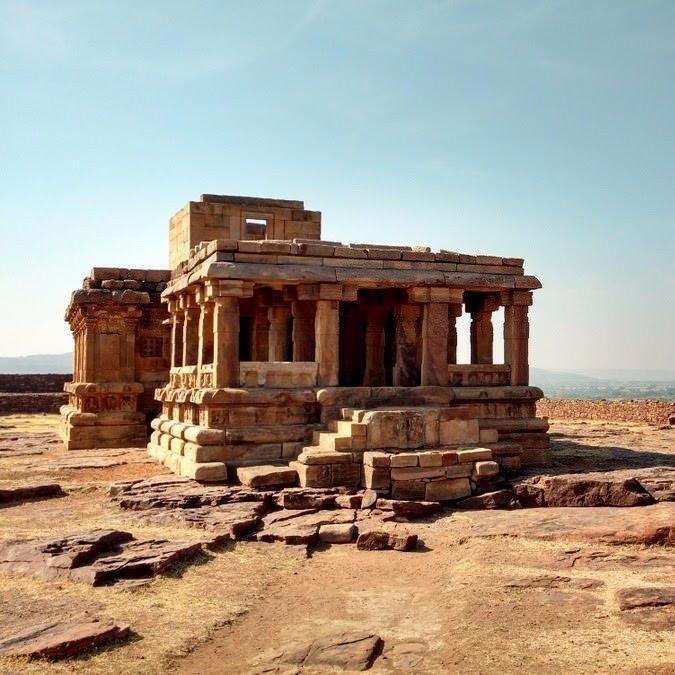 Small  #Thread 1/4  The Megutti Jain Temple, Karnataka in  #Aihole contains an inscription dating 634 CE.The line number 18 & 19 are two shlokas which states that  #KALIYUGA Started after 3101 BCLet us see how Britishers hide it from us.