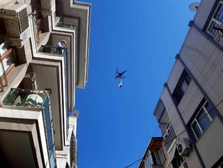 milliyet's tweet photo. Sosyal mesafeye dikkat çekmek için kurban etini dronla gönderdi https://t.co/gQQC3OWi6t https://t.co/AIJ0AcP0SN