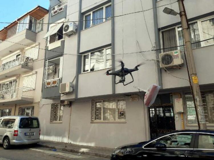 milliyet's tweet photo. Sosyal mesafeye dikkat çekmek için kurban etini dronla gönderdi https://t.co/gQQC3OWi6t https://t.co/AIJ0AcP0SN