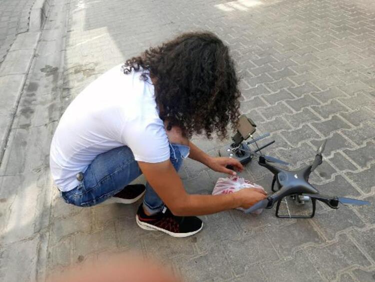 milliyet's tweet photo. Sosyal mesafeye dikkat çekmek için kurban etini dronla gönderdi https://t.co/gQQC3OWi6t https://t.co/AIJ0AcP0SN