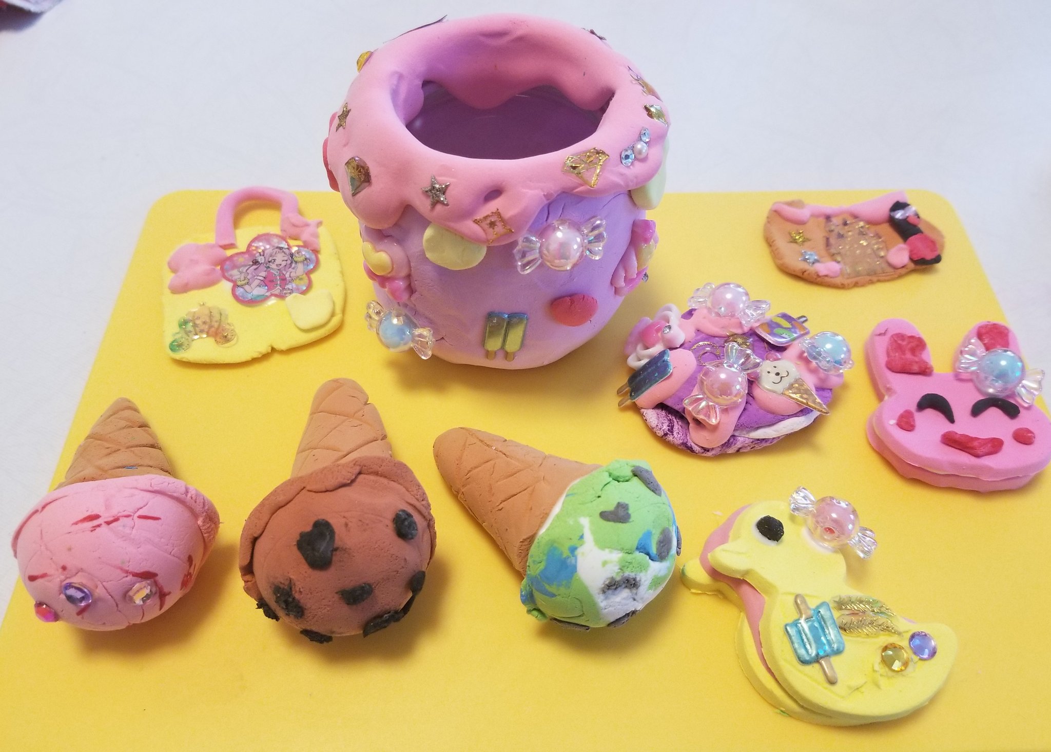 こいちゃん 子達の夏休み初日から貯金箱作りたい の大合唱に朝からずっと紙粘土 W ヘビーな仕事 4歳の派手派手ペン立てスイーツ達 7歳のパーツも手作りお菓子の家貯金箱とパフェ 私の適当とにかく宝石宝石宝石欲しい小物入れ 鮭フレークの こいちゃん 子達の夏休み初日から貯金箱作りたい の大合唱に朝からずっと紙粘土 W ヘビーな仕事 4歳の派手派手ペン立てスイーツ達 7歳のパーツも手作りお菓子の家貯金箱とパフェ 私の適当とにかく宝石宝石宝石欲しい小物入れ 鮭フレークの