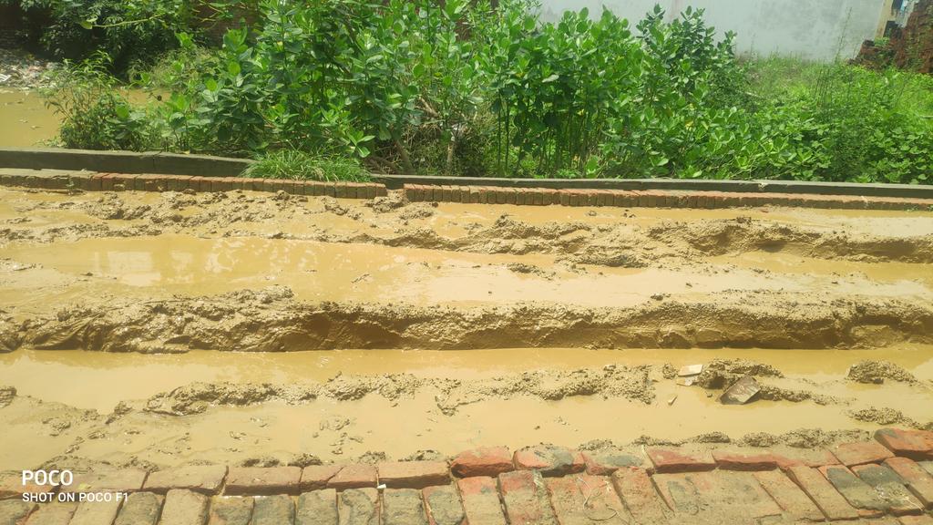 ManishK17867820's tweet photo. @Smartsrenn sir please is problm ko bhi dekh lijiye ye halat ho rakhi h colony ki sadak ki ,roj accident ho jate h chalne layak bhi nhi bike to dur ki baat please do something asap
Uttam nagar colony,galira road https://t.co/2AZVqS8F5B