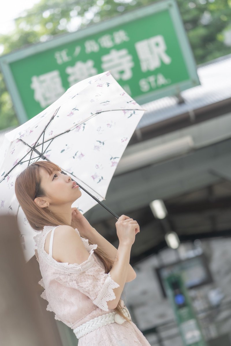 日傘をさす女性